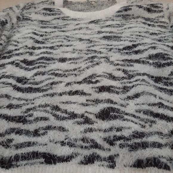 Mudd Fuzzy Zebra Print Sweater Plus Size XXL - Picture 2 of 8